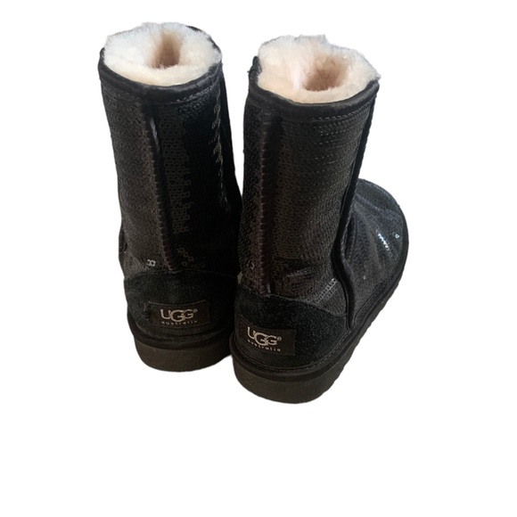 ✨UGGS SHORT CLASSIC BLACK SEQUINED SIZE 4 Kids BOOTS (Size 6 Ladies ) ✨ - Picture 4 of 7